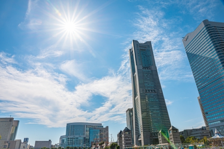 晴天の下にそびえる高層ビル群。営業職のフィールドである法人営業や都市部のビジネスシーンを象徴。