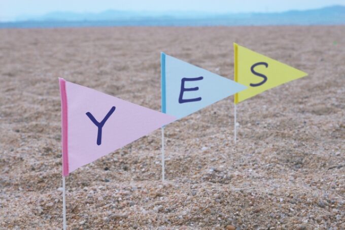 YESの旗が並ぶイメージ写真|自己PRが評価され書類選考に通過するポジティブな結果を表現したビジュアル