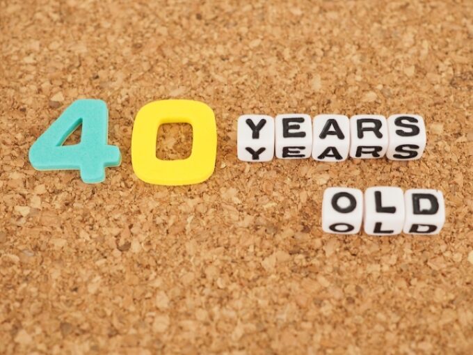 「40 YEARS OLD」と並べられた文字ブロックの画像(40代をテーマにしたイメージ)