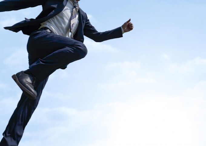 営業職への転職に挑戦し前向きに踏み出す40代男性のイメージ|自己PRを武器に新たなキャリアに踏み出す力強いジャンプ