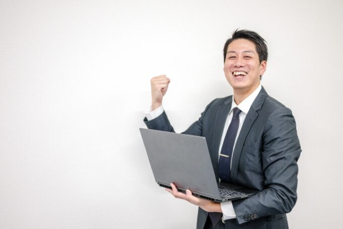 未経験から営業職に採用されて喜ぶビジネスマンのイメージ画像