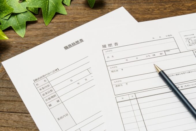 履歴書と職務経歴書の記入用紙とペンの画像(書類選考対策のイメージ)
