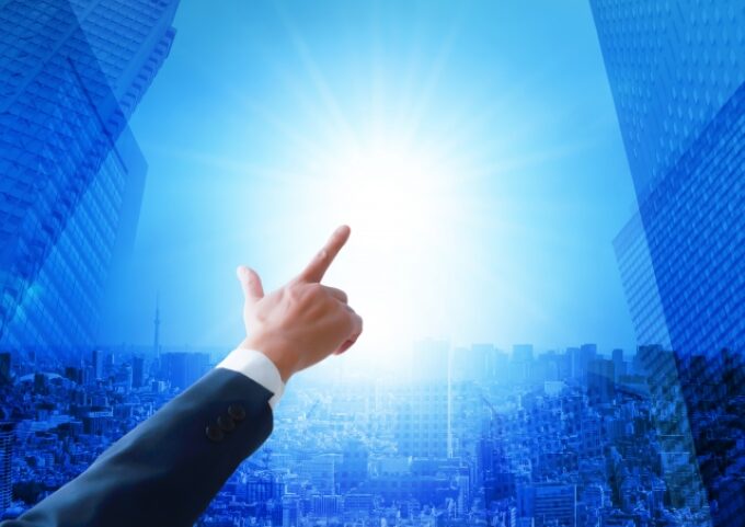 営業職として次のステージを目指し前向きに進もうとするイメージ