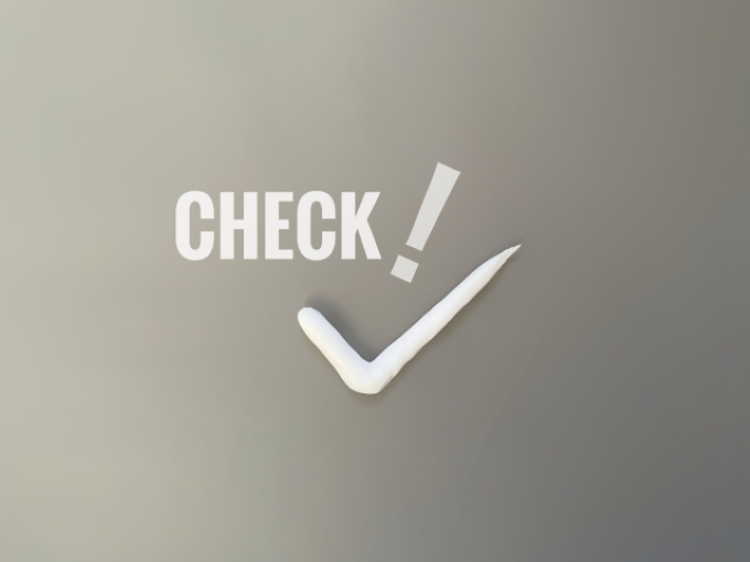 チェックマークと「CHECK!」の文字。営業経験がある50代が採用されるために今すぐ取り組むべき準備や行動ポイントを確認するイメージ。