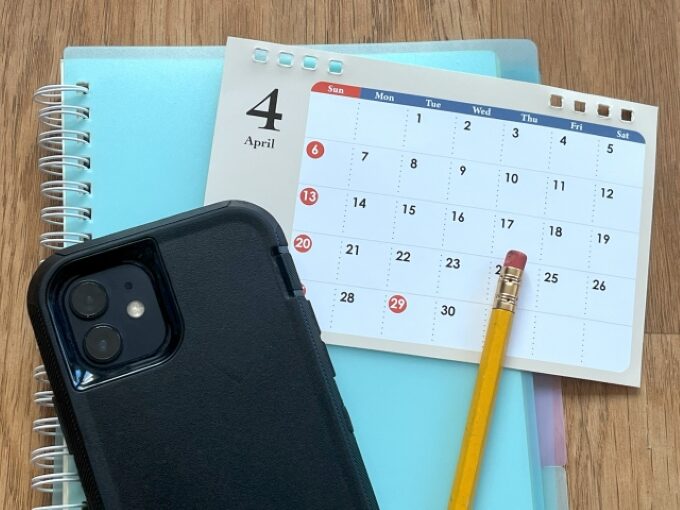 転職活動のスケジュール管理や計画を示すカレンダーと手帳のイメージ