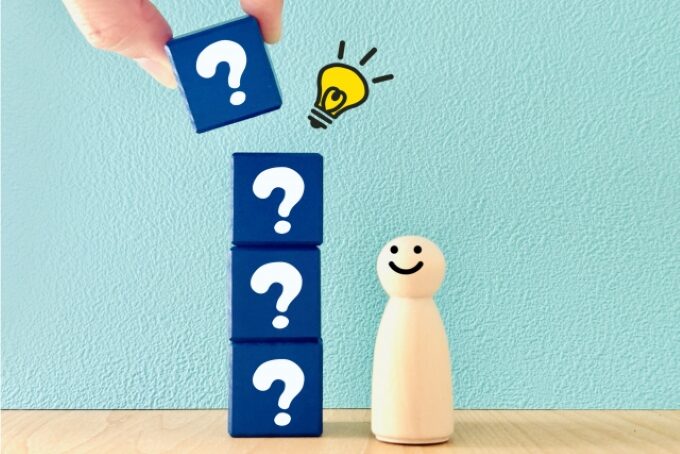 疑問を積み重ねて解決にたどり着くイメージのイラスト。営業職への不安を一つずつクリアしていく様子を表現。
