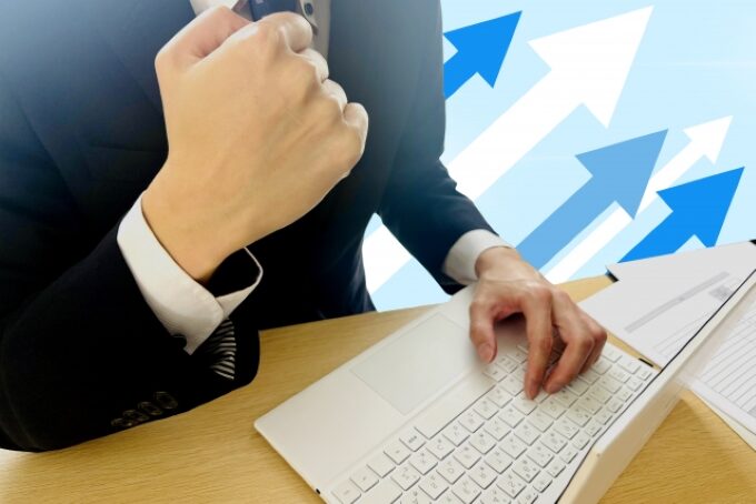 営業職への転職成功に向けて意気込むビジネスパーソンのイメージ|前向きな行動と成長を象徴する構図