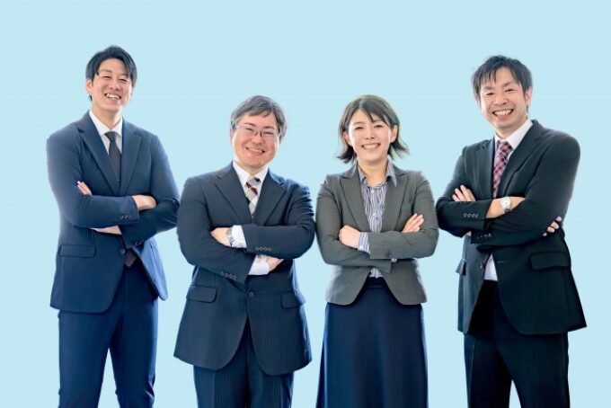 営業職で活躍するビジネスパーソンのイメージ|年代・性別を問わず挑戦できる職場環境を表現