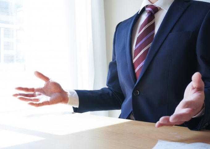 面接でこれまでの営業経験や実績を熱意を持って伝えるビジネスマンのイメージ